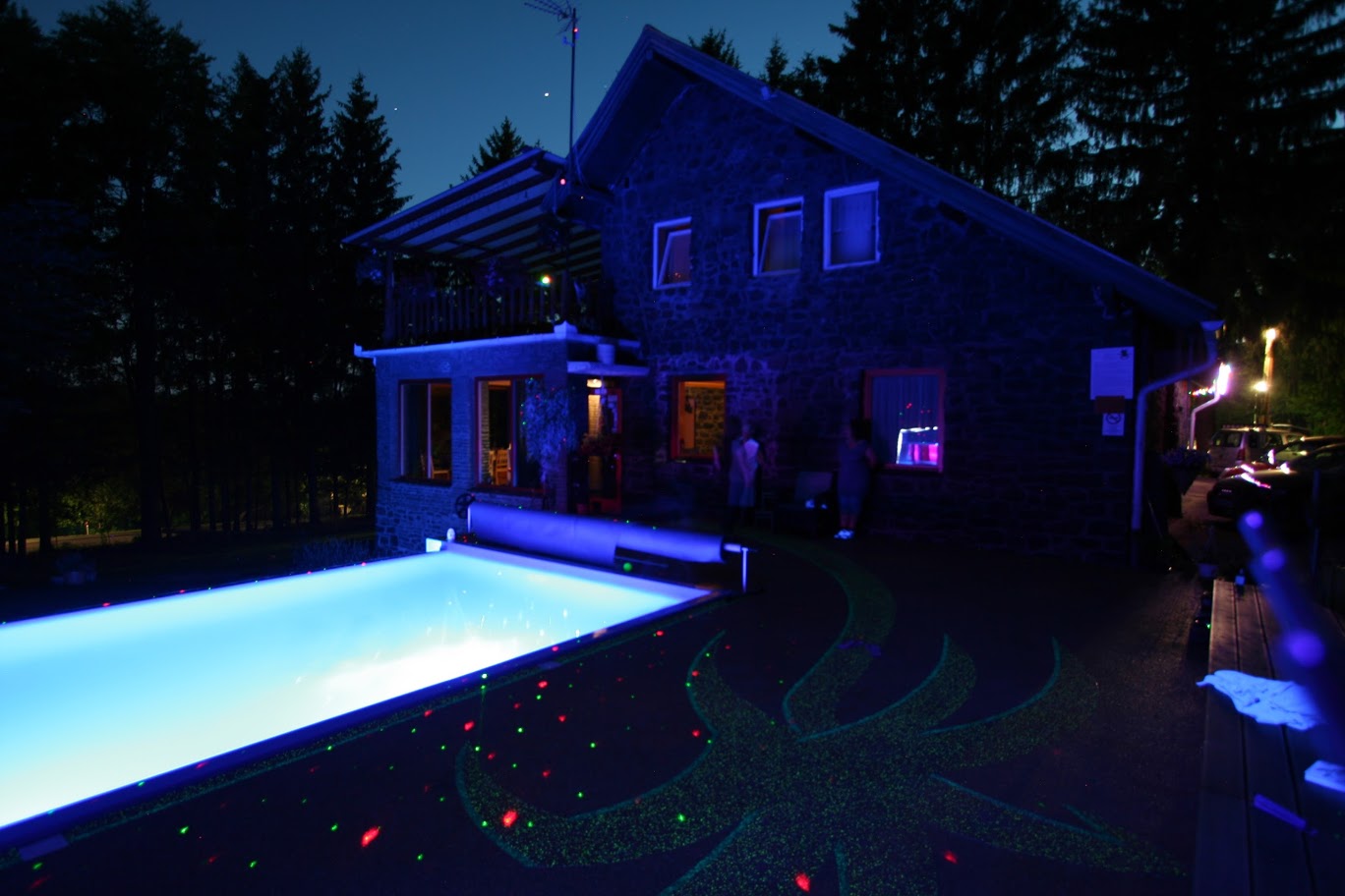 Kültéri fűtött vízű medence 22 óráig használható hangulatos fényekkel