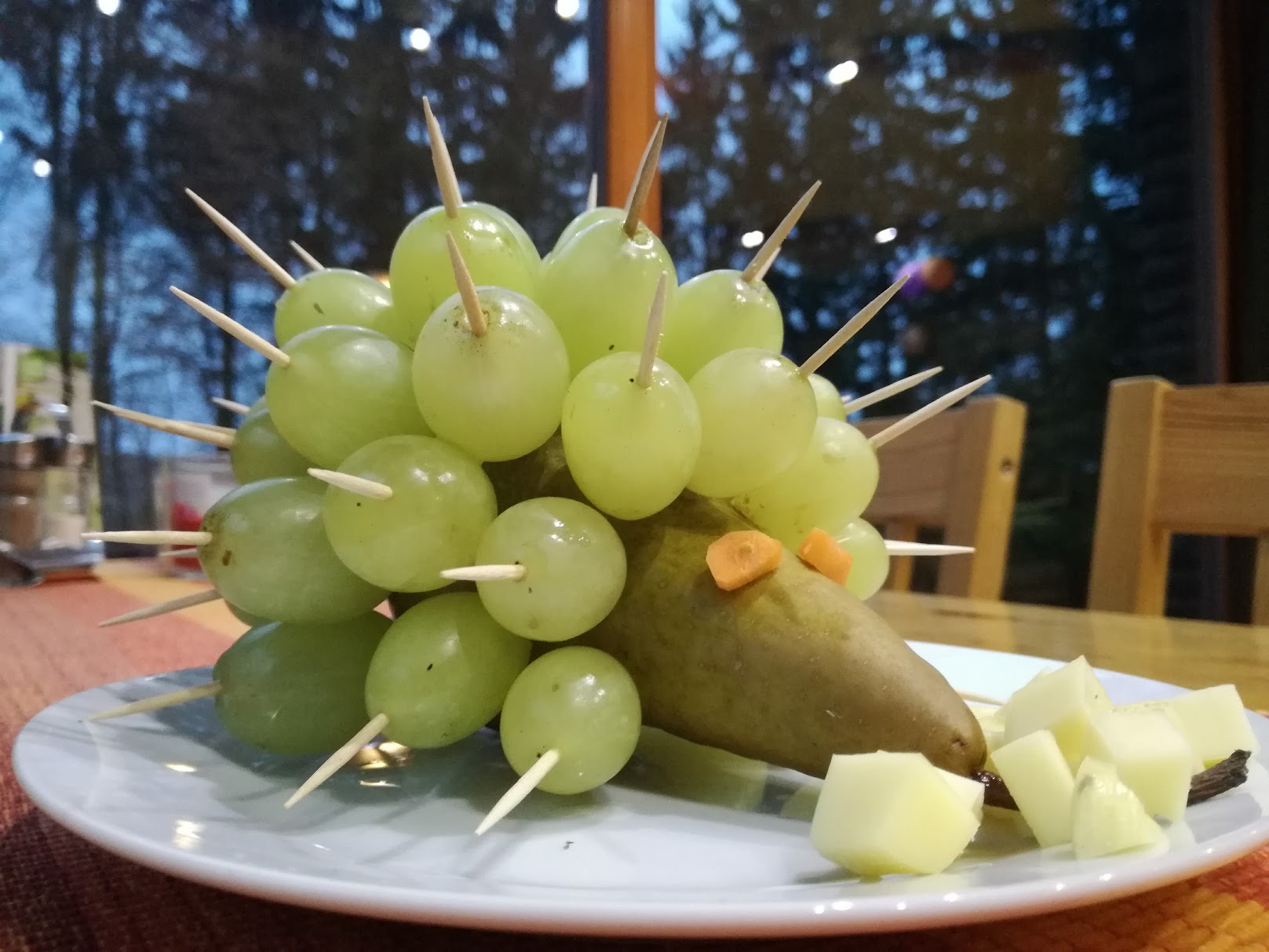 Sün szőlőből és körtéből - Darázshegyi Panzió gyümölcstál